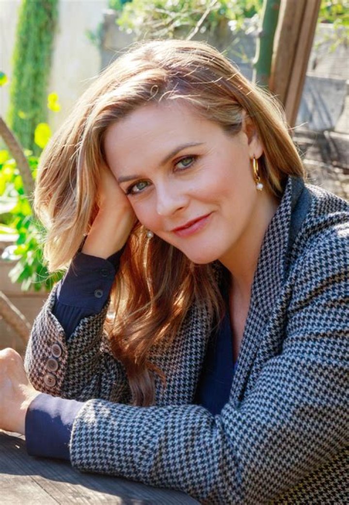 Alicia Silverstone naked to promote vegetarianism (update: Video)