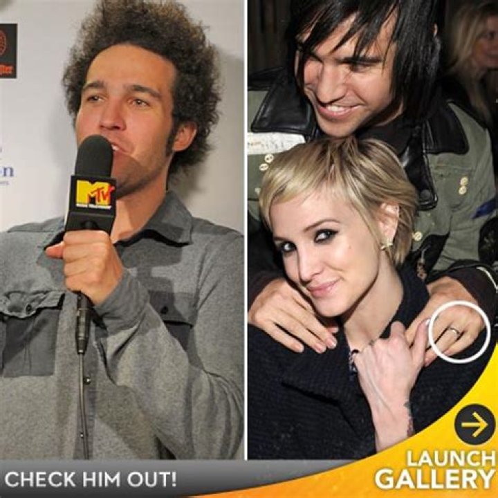 Ashlee Simpson is drunk dialing Pete Wentz and begging him to come back