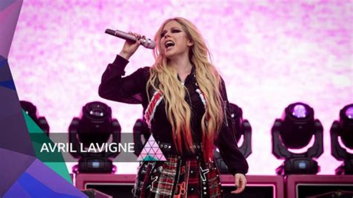 Avril Lavigne: I had my dancers dye their hair brown so I’m the only blonde