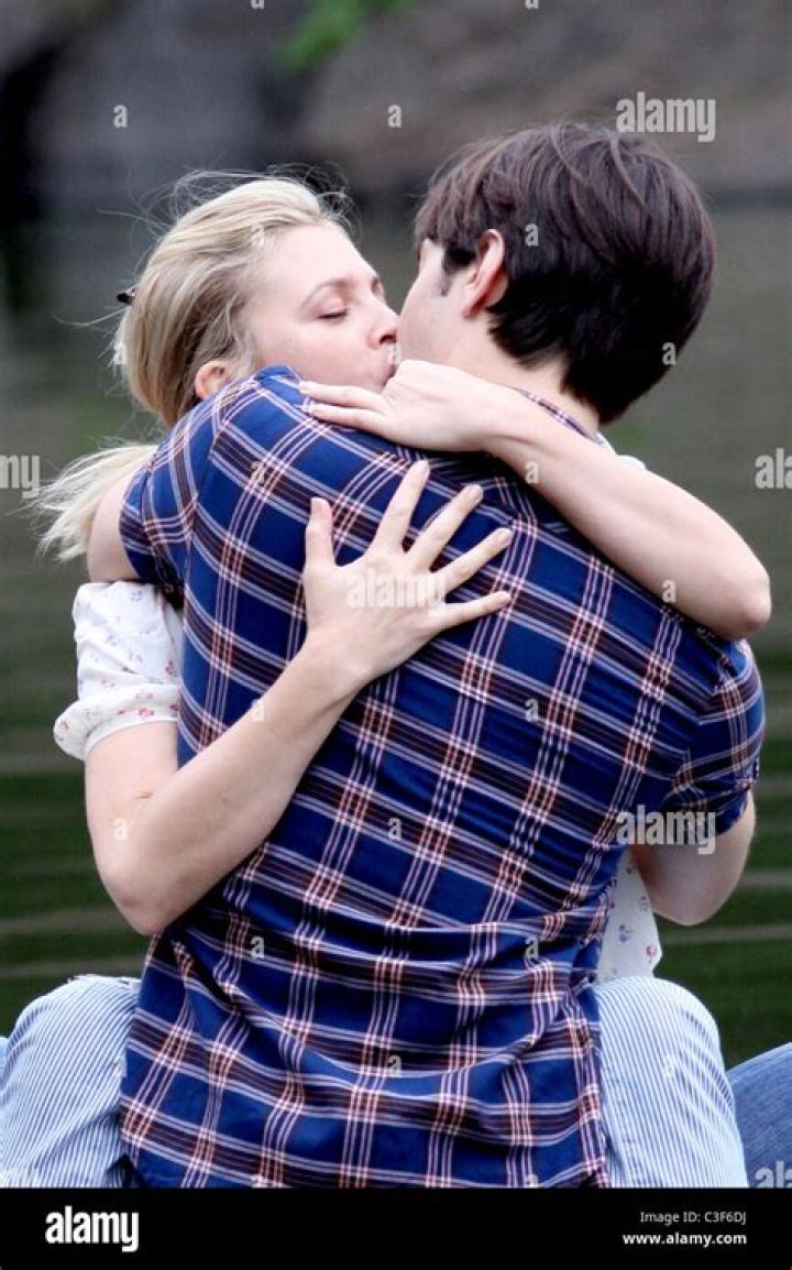 Drew Barrymore’s boyfriend Justin Long busted making out with another woman