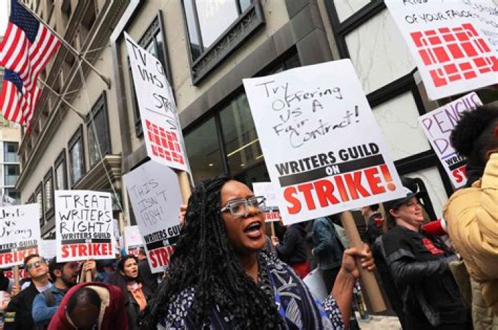 Drew Carey’s accountant told him to stop paying for people’s meals during the strike