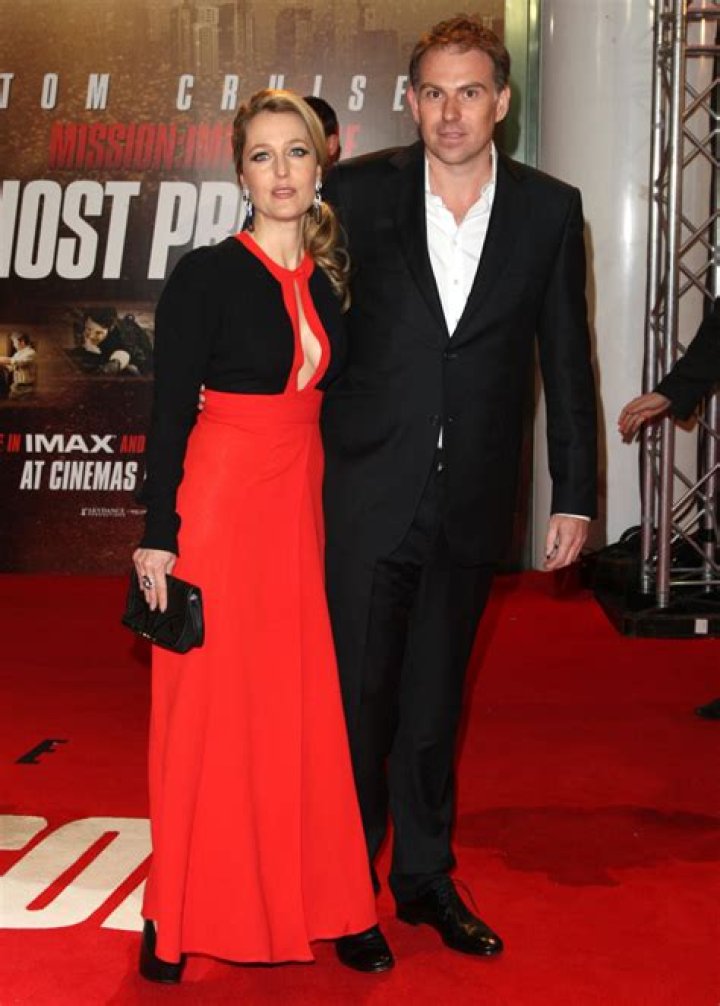 Gillian Anderson splits with her longtime partner, talks about her “fluid sexuality”