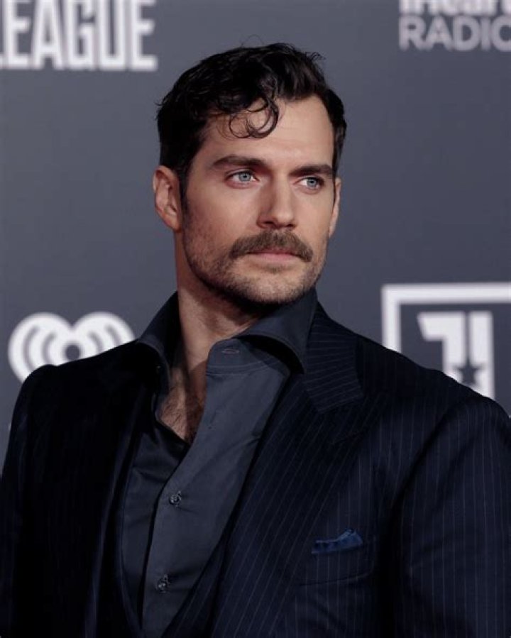 Henry Cavill, 32, has a new girlfriend & she’s a 19-year-old university freshman