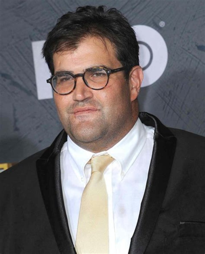 	Perez Hilton challenges Gummi Bear to running and eating contest	