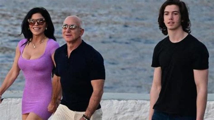Jeff Bezos & Lauren Sanchez are actually ‘close friends’ with Leo DiCaprio