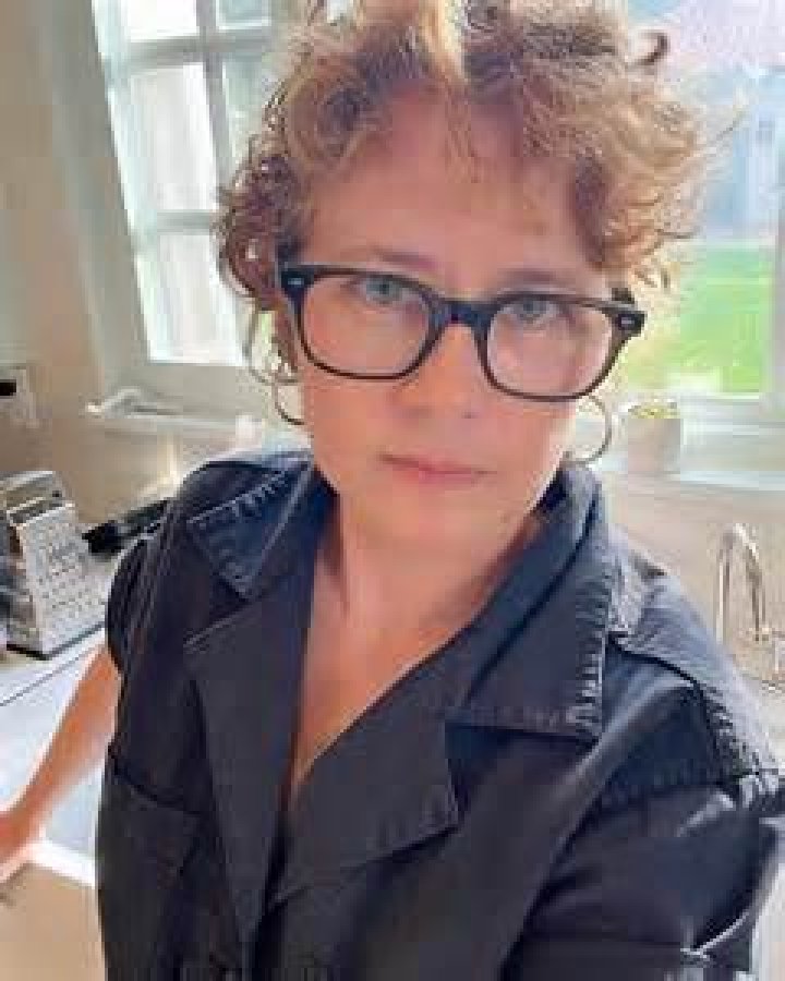 Jenna Fischer shows off her growing bump: did anyone else forget she’s preggo?