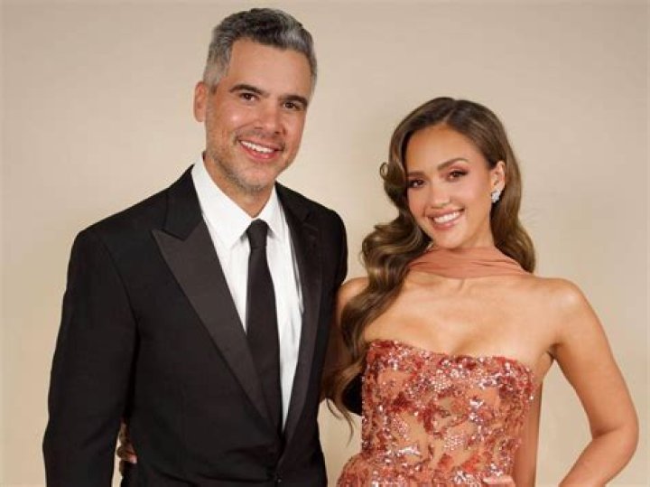 Jessica Alba announced her third pregnancy with the help of her two daughters