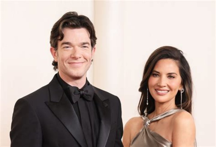 John Mulaney & his pregnant GF probably won’t be together ‘in a year’s time’