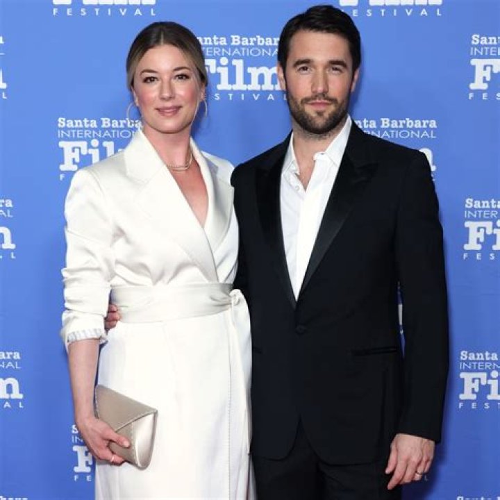 	Emily Vancamp and Josh Bowman from Revenge got married after 7 years together	