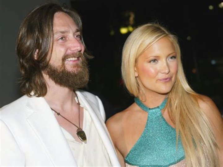 Kate Hudson seen kissing ex-husband Chris Robinson
