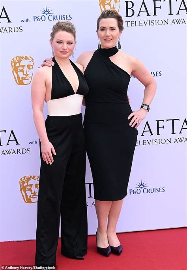 Kate Winslet tells her daughter: ‘We’re so lucky we have a shape & we’re curvy’