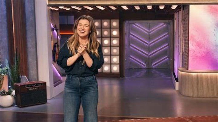 Kelly Clarkson moved her talk show to NYC: ‘mama rented something nice’