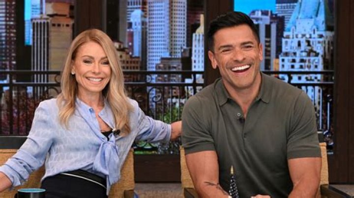 Kelly Ripa serves Mark Consuelos breakfast in bed, “that’s what he wants”
