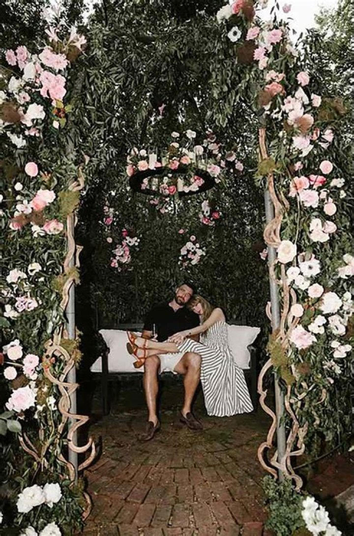 Kevin Jonas gets engaged to a hairdresser