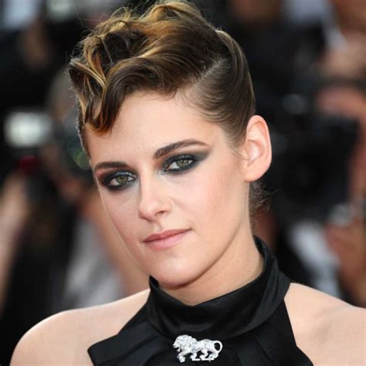 Kristen Stewart bleached her eyebrows & did dramatic makeup for the Chanel show