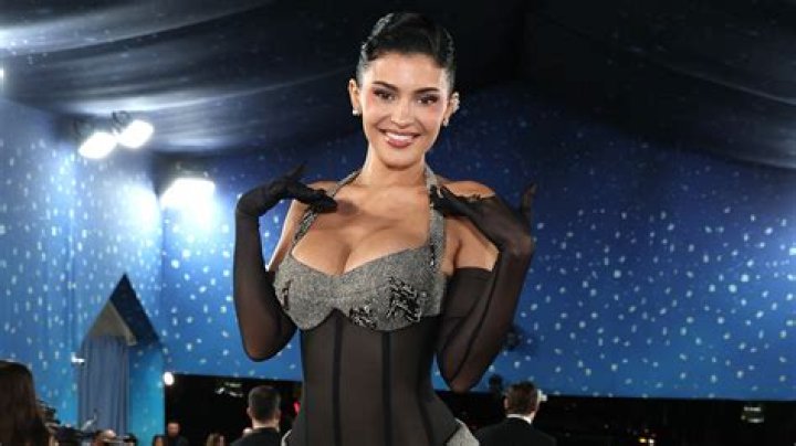 bitchy | Kylie Jenner dares to ne different while stepping out a Paris Fashion Week!