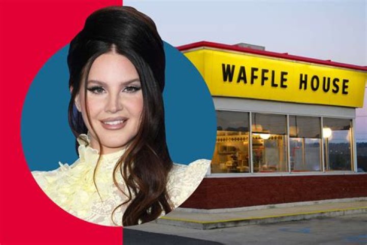 Lana Del Rey met a fan dressed up as her working at Waffle House