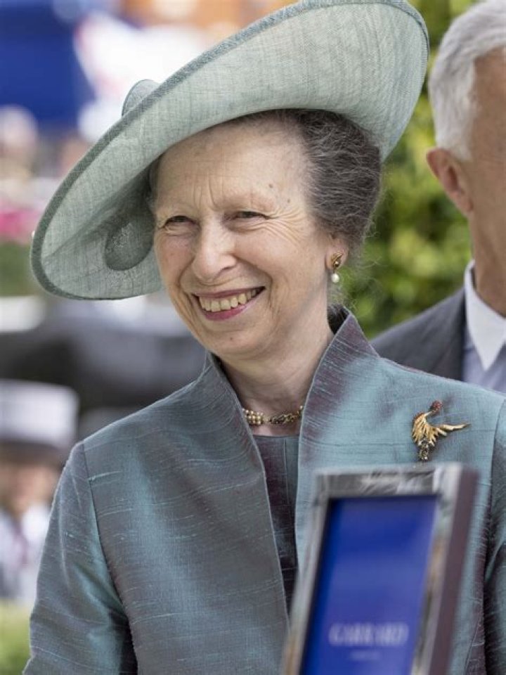 Queen Elizabeth & many other jewel-encrusted royals come out for Royal Ascot