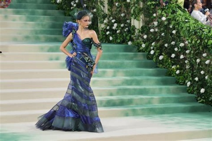 Sarah Jessica Parker won’t attend this year’s Met Gala, so enjoy her weird Elie Saab