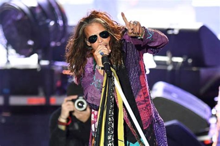 Steven Tyler enters rehab