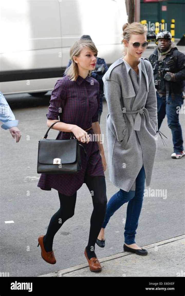 bitchy | Taylor Swift and Karlie Kloss seen arriving at Karlie’s apartment building in New York City
