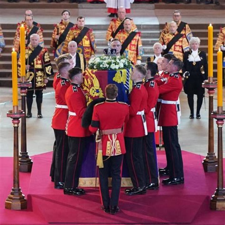 bitchy | The Coffin Carrying Queen Elizabeth II Is Transferred From Buckingham Palace To The Palace Of Westminster