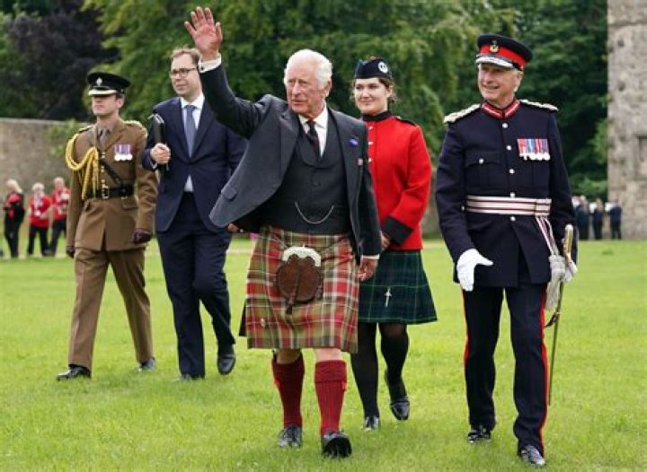 They’re still trying to pressure Prince William into wearing a kilt in Scotland