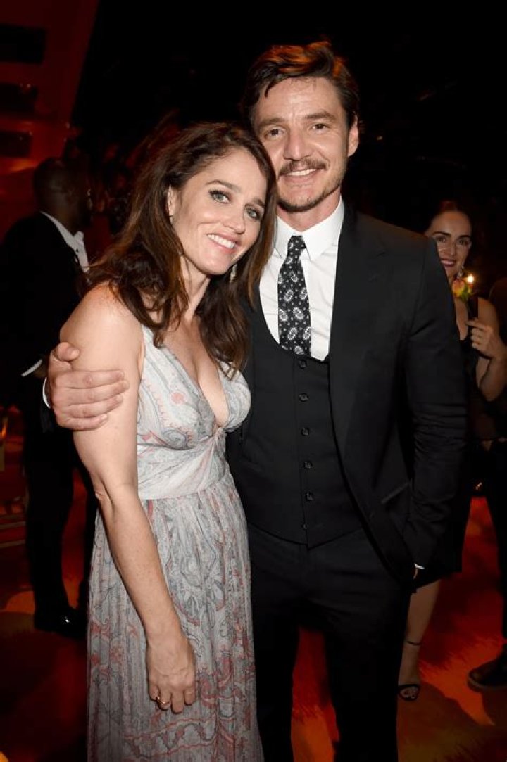 “Wait, Pedro Pascal & Robin Tunney are dating now?” links