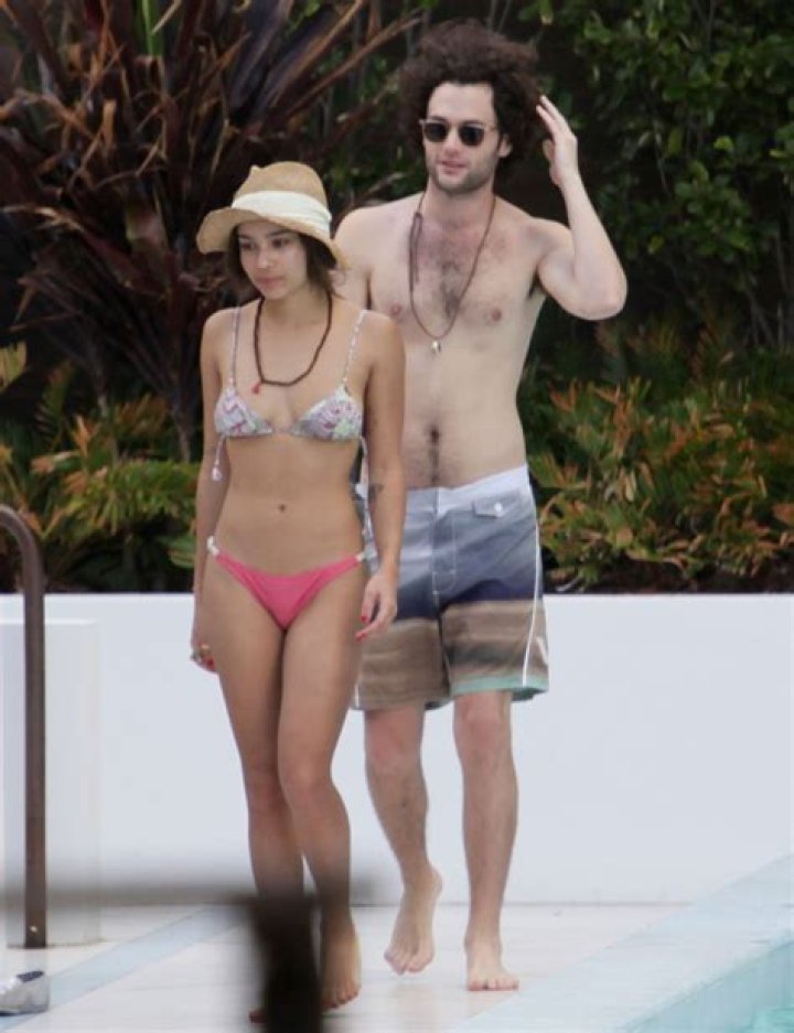 Zoe Kravitz & Penn Badgley spend a humid Christmas together in Miami